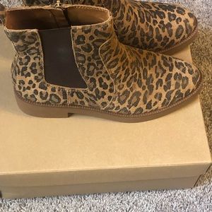 New in box Lucky Brand boots never worn sz 9.5 M natural distressed leopard